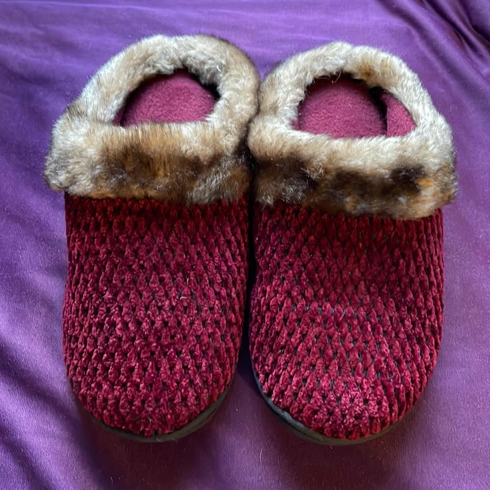 Women’s fuzzy house slippers sz medium